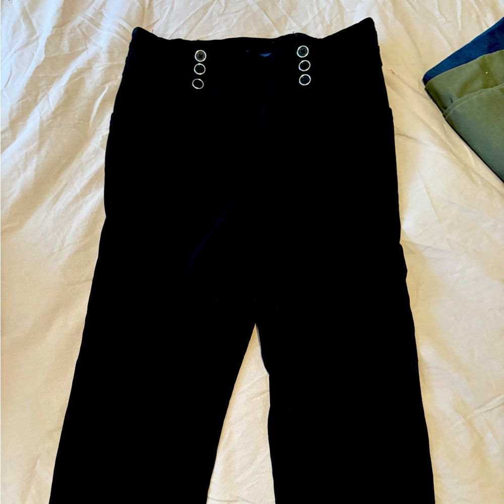 Black capris
